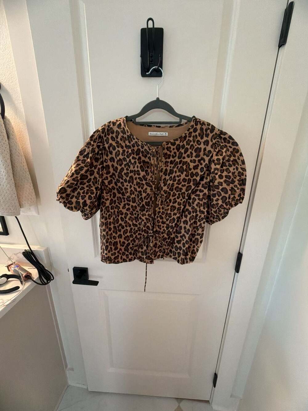 Abercrombie & Fitch Leopard Print Puff Sleeve Tie Front Top Size M
